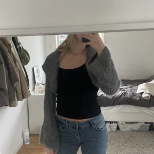 Kofta - Går stickad kofta. 