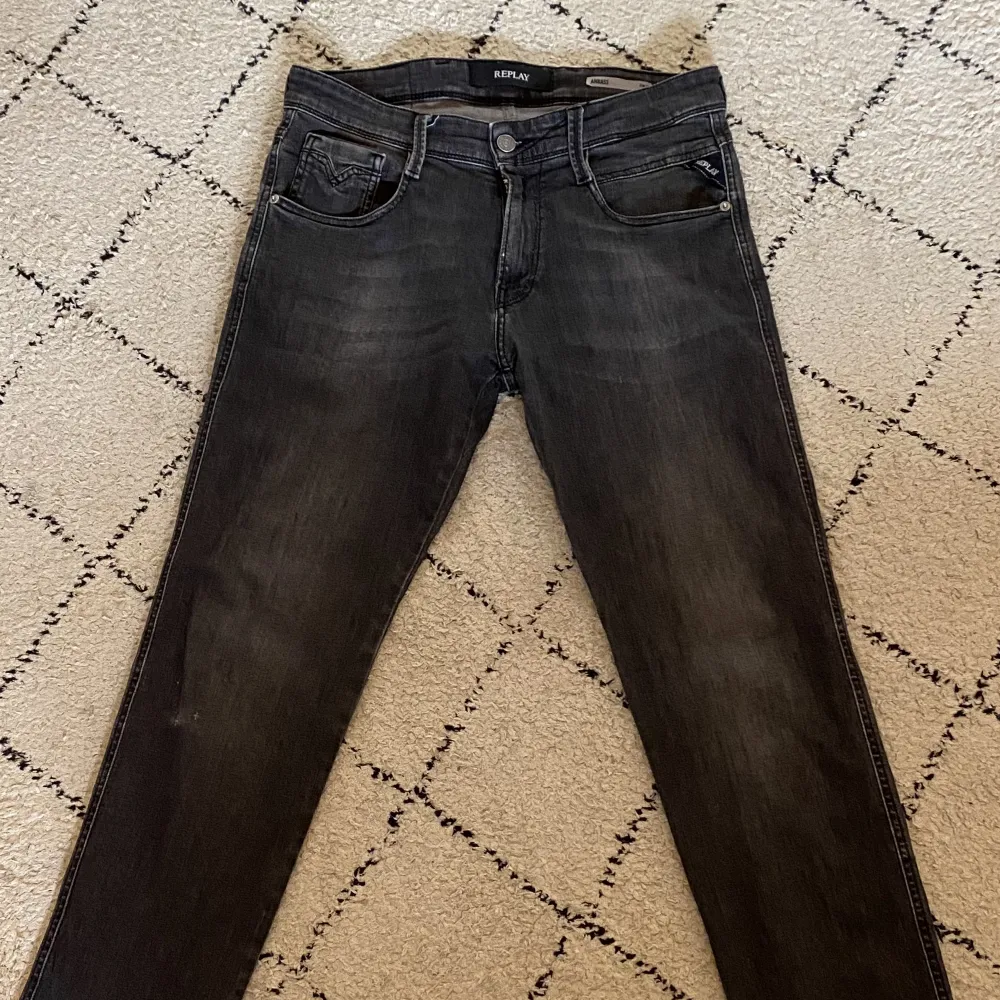 Säljer dessa snygga replay jeans i modellen ”anbass” stl är 29/32, köpta för 1600, skick: 9/10, Skriv om ni har frågor🤙🏼. Jeans & Byxor.