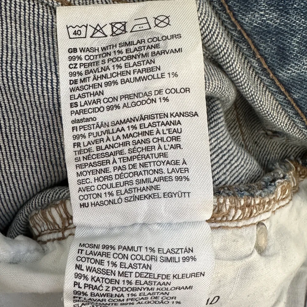 Jeans från Cheap Monday i storlek w24/32 men känner mer som en 25/26 nu.  Använda men hittar inget att anmärka på. Se bild för material!   Modellen är en momjeans modell.. Jeans & Byxor.