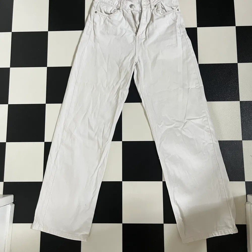 Highwaist vita jeans från nakd i strl 36, säljer då de både blivit för korta och för små💕. Jeans & Byxor.