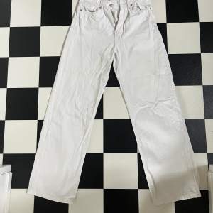 Highwaist vita jeans från nakd i strl 36, säljer då de både blivit för korta och för små💕