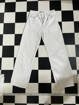 Vida vita jeans - Highwaist vita jeans från nakd i strl 36, säljer då de både blivit för korta och för små💕
