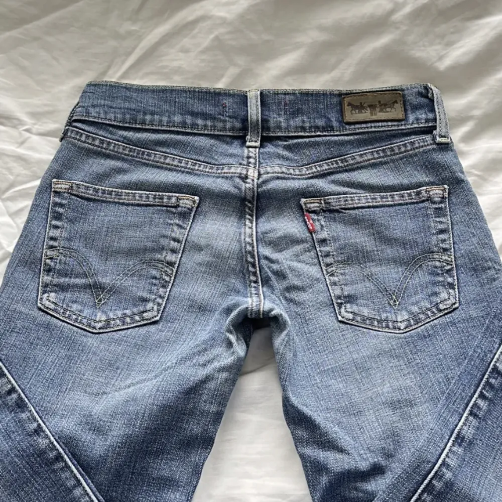 Lågmidjade jeans från Levis i modellen 557 Eve. Jag köpte de på Plick men tyvärr är de för små för mig. Bilderna är lånad från den tjej jag köpte de av. Midja: 74cm  Innerben: 75cm 🫶🏼  Många verkade intresserade så startade budgivning! . Jeans & Byxor.