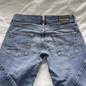 Lågmidjade jeans från Levis i modellen 557 Eve. Jag köpte de på Plick men tyvärr är de för små för mig. Bilderna är lånad från den tjej jag köpte de av. Midja: 74cm  Innerben: 75cm 🫶🏼  Många verkade intresserade så startade budgivning! 