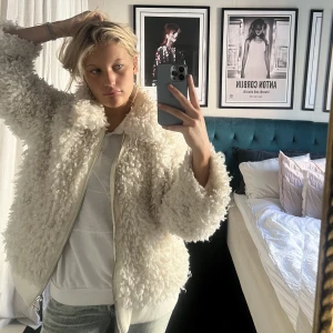 Pälsjacka - H&M, storlek 40 men sitter skitsnyggt på mig som är en S, beror på vilken passform man vill ha:)