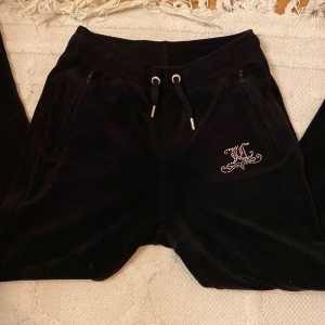 Juicy byxor - Mjukisbyxor från juicy couture⚡️⚡️⚡️ Nypris: 1200kr Pris nu: 550kr!!!! As sköna, men någon pärla fattas