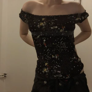 Off shoulder brun topp  - Söt liten top med blommor<3 och väldigt höstiga färger. Säljer eftersom jag haft den så länge så det är dags för nån annan att få ha den tänkte jag✨