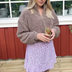 Teddy hoodie  - Cropad teddiehoodie med dragkedja 