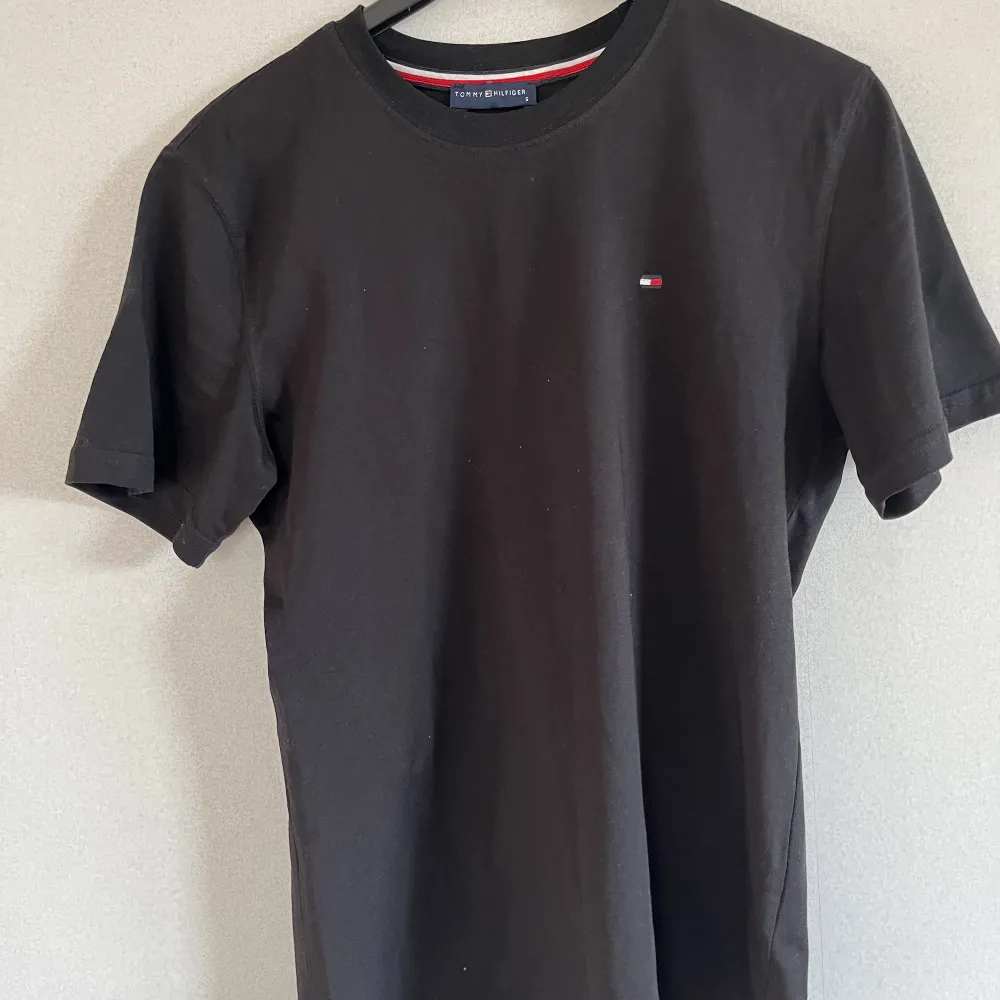 Tommy Hilfiger T Shirt använd endast 2 gånger Färg Svart. T-shirts.
