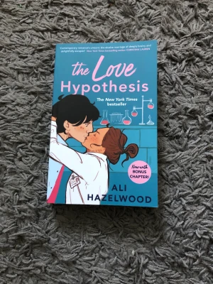 The love hypothesis  - En mysig fake-dating bok, på engelska