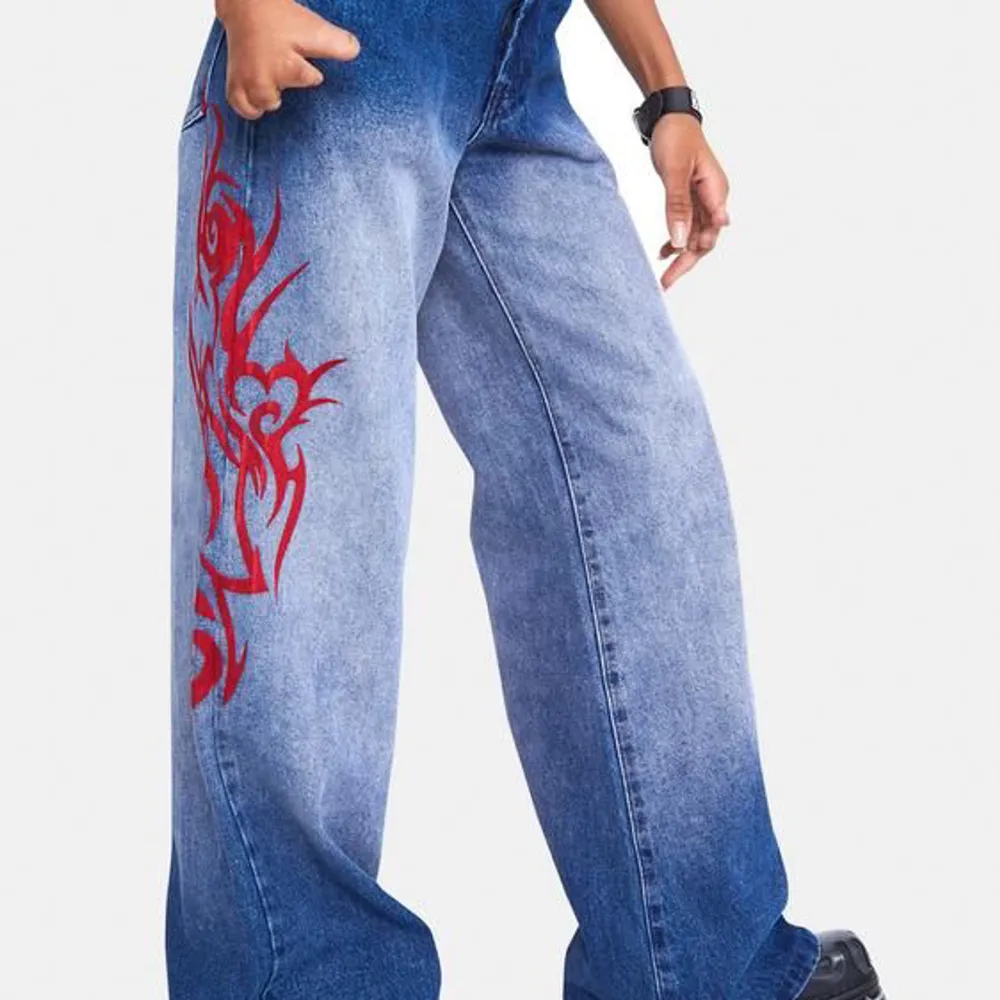 Jaded London skater fit jeans med rött tryck. Säljer eftersom dom kom ej till användning 💓. Jeans & Byxor.