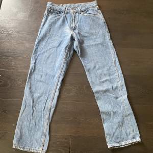 Säljer mina vailent jeans som tyvärr har blivit för små. Jeansen är sparsamt använda och det finns inga tydliga defekter på de. Skulle tro att de passar killar som är 160-170 cm långa.