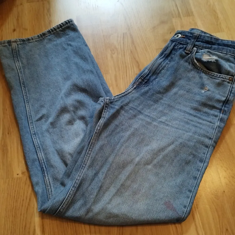 Vida, högmidjade jeans. Dom har en svag röd fläck på vänster sida som uppstått av vattenfärg. Man kan se det längst ned på första bilden. Annars är dom i bra skick. Har använts.💕. Jeans & Byxor.