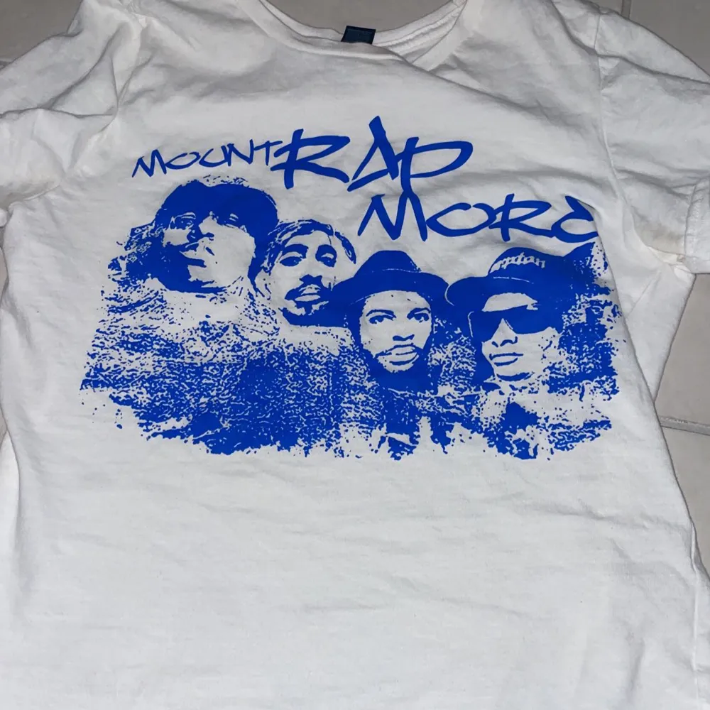 Jag säljer denna så fina Mount Rap More t-shirten då den inte används. Den är i storlek S. . T-shirts.