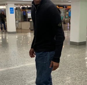 Stone Island Zip Hoodie - Zip Hoodie, nästan oanvänd endast testad. Nypris 3500kr på nk och kvittot samt tag finns kvar.