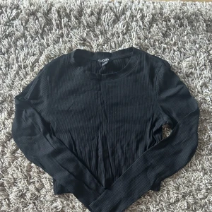 Svart långärmad  - Svart långärmad tröja från Monki. 