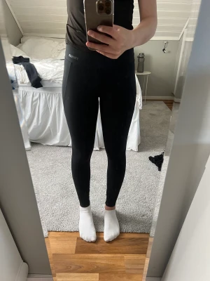 Träningstights - Svarta träningstights från stronger i storlek XS, knappt använda, nypris 699 kr🖤