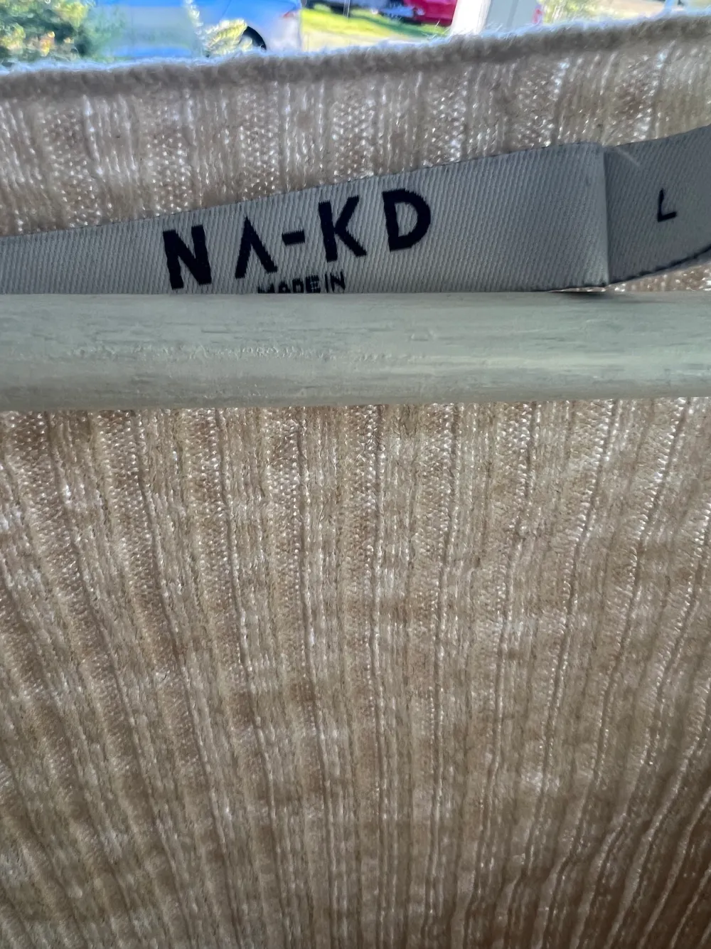 En omlott tröja från NA-KD. Använd cirka 2 gånger. Väldigt stretchigt tyg. Toppar.