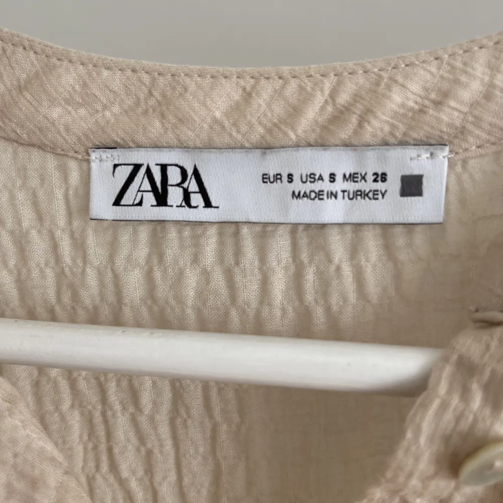 Fin blus ifrån Zara! Använd 1 gång, den är som ny 🫶🏼 250kr plus frakt 💕. Blusar.