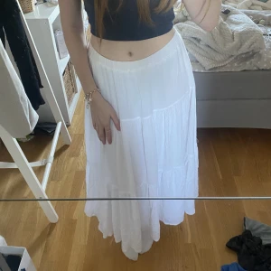 Trendig vit volangkjol - INTRESSEKOLL på min jättefina volangkjol som är slutsåld. Är typ mitt favoritplagg men är säker på att den inte kommer till att passa mig nästa sommar 🥲