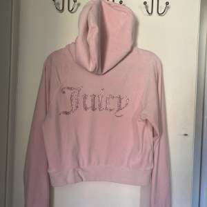 Ljusrosa croppad hoodie från juicy couture med text på ryggen och logga fram på bröstet💕 300kr exkl frakt 