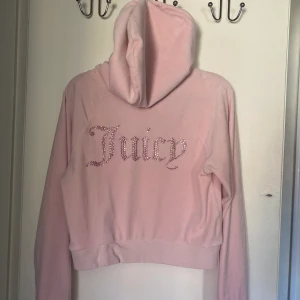 Tröja Juicy Couture  - Ljusrosa croppad hoodie från juicy couture med text på ryggen och logga fram på bröstet💕 300kr exkl frakt 