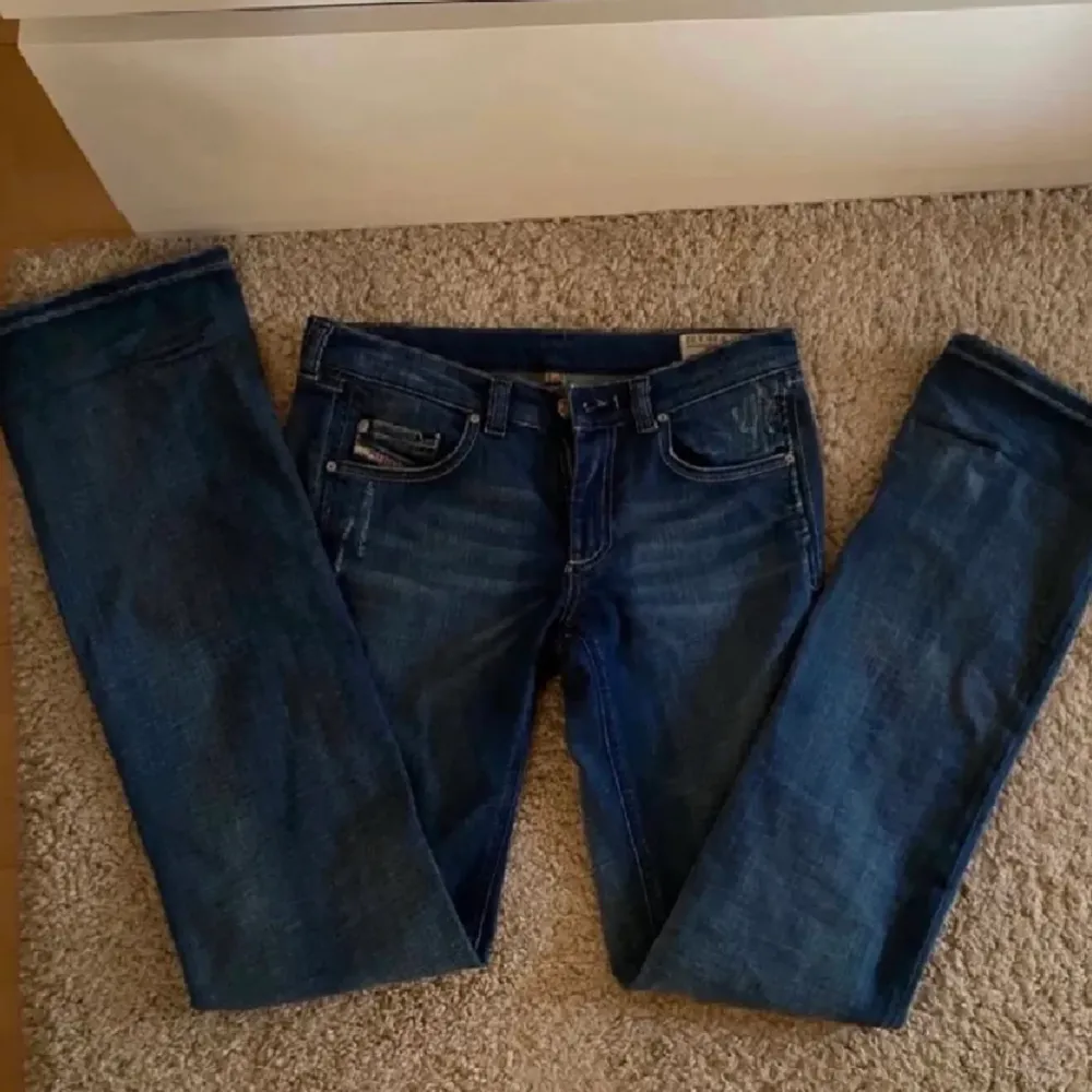 Skitsnygga jeans från diesel! Bra skick och lite långa på mig som är 164cm😇. Jeans & Byxor.