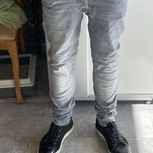 Gråa jeans - Tjena, ett par riktigt schyssta slim jeans som passar till alla outfits. Riktigt snygg färg! Passar perfekt till Grisch stilen! (Finns en defekt se bild 2)