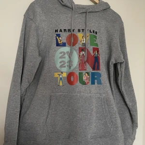 Harry Styles Love On Tour Hoodie - En modifierad lot23 hoodie jag köpte från etsy!! Det är strl XL men passar mer som L🧚🏼‍♀️  Endast testad!!🖤