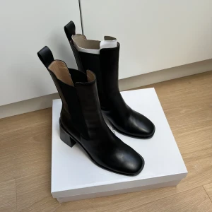 Stövlar & Other Stories - Nypris 1550.