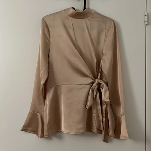 Blus - Blus med rosett 