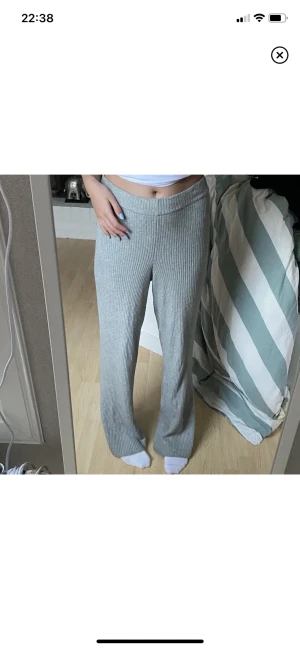 Gråa ribbade mysbyxor  - Gråa jättemysiga, sköna och långa byxor från lager 157!! Hör av dig vid frågor, frakt ej inkl.
