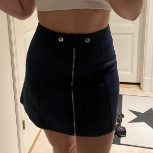 Kjol - En kjol i mocka från bikbok, bra skick!