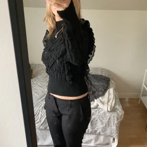 svart zara blus - säljer denna jätte fina stickade tröjan från zara, kommer inte till användning och är i mycket bra skick!💗