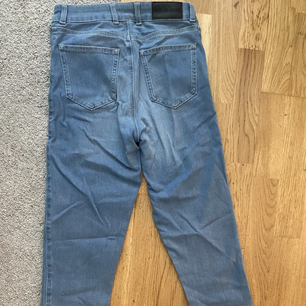 Blåa jeans från fitjeans.se Helt nya endast testade och säljer för bra pris då jag vill få bort! Väldigt strechiga och sitter bra i rumpan. Jeans & Byxor.