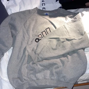 Vintage Adidas Sweatshirt  - Fett skön sweatshirt från Adidas, använd endast fåtal gånger. Storlek L. Säljer pga att den inte används längre. Väldigt bra skick 