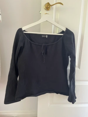 Svart topp - Söt svart topp, köpt second hand.