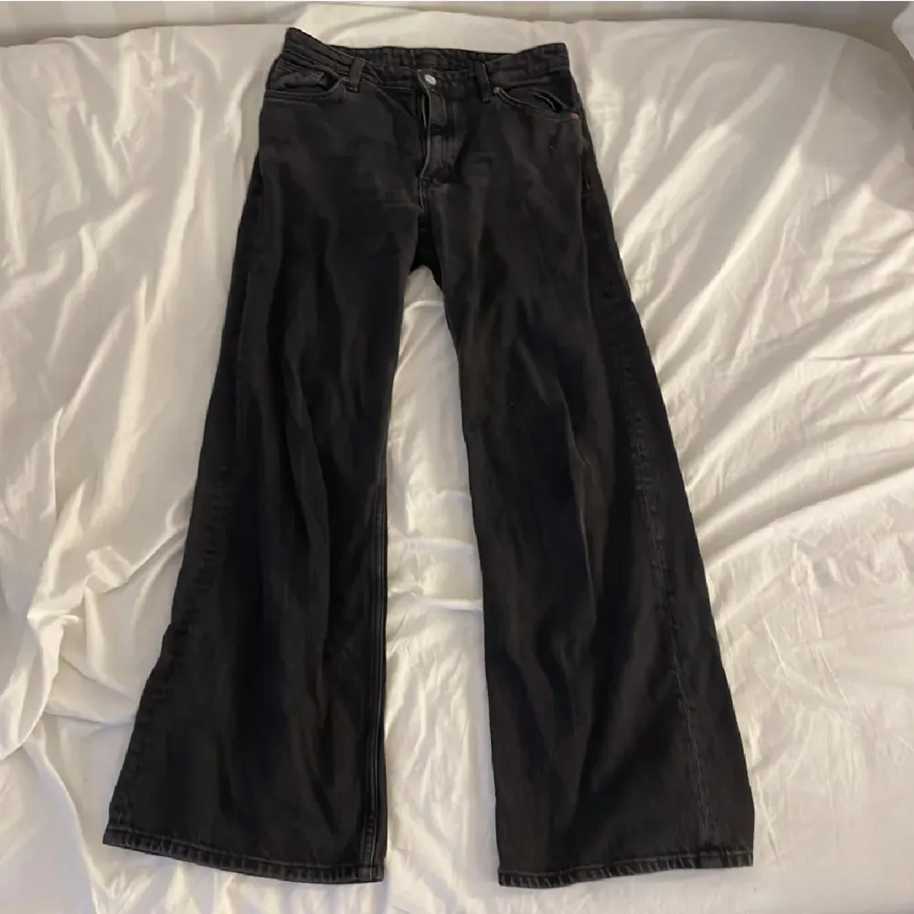 Superfina Monki jeans i fint skick, står storlek 29, men skulle nog passa en 38 i vanlig storlek. Jeans & Byxor.