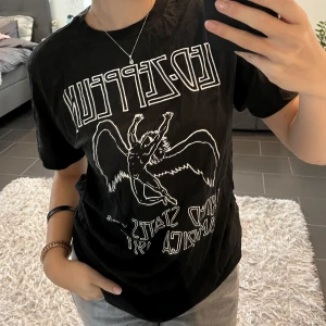 Led Zeppelin t-shirt  - Lite längre Led Zeppelin t-shirt. Nästan oanvänd, i bra skick