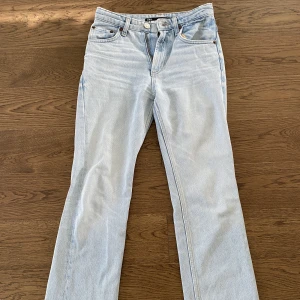 Zara jeans - Säljer dessa jättesnygga jeans från zara. Köpta för 360kr och använda ett par gånger. Skriv för fler bilder💕