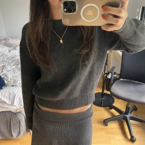 Zaratopp  - En fin stickad tröja från zara som jag använt fåtal gånger, därför i väldigt bra skick💕