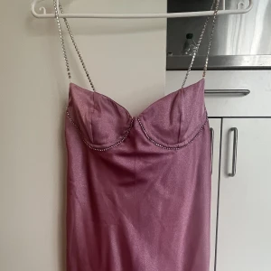 Rosa festklänning - Superfin rosa glittrig festklänning som tyvärr inte passar mig. Köpt här på plick, därav lånade bilder, men i fint skick!🩷
