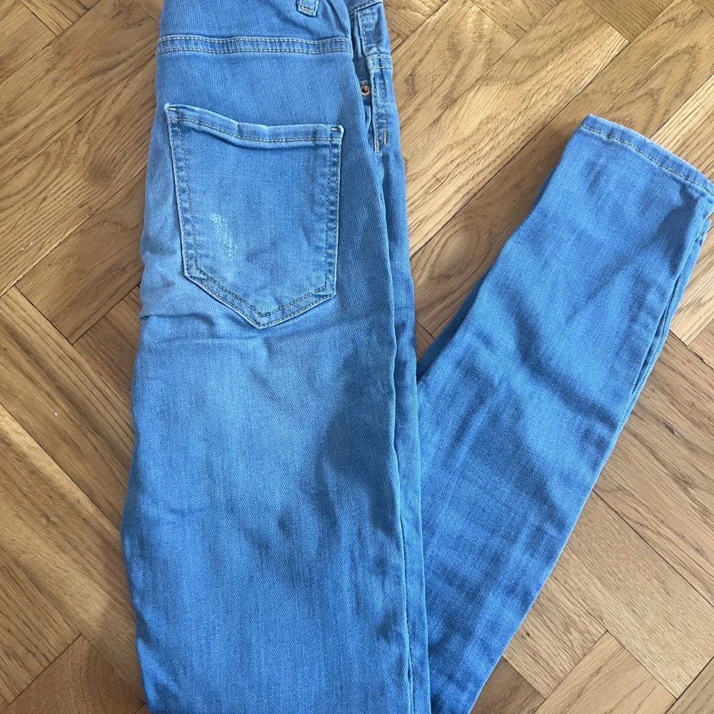 Fina jeans från Gina Tricot i strl xs. Jeans & Byxor.