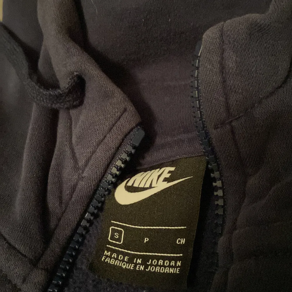 Säljer min märkblåa zip hoodie i storlek S som är i väldigt bra skick👌Skulle säga att den är mellan S och M pris kan diskuteras vid snabb affär.. Hoodies.