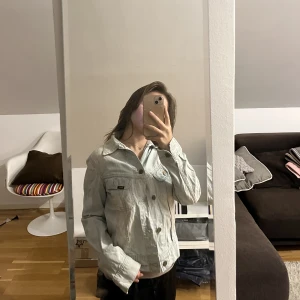 Jeansjacka  - Vintage jeansjacka från Lee! Den är ganska tunn. Riktigt snyggt att ha nu på sensommaren eller under en tjockare jacka. Nypris: ca 900kr