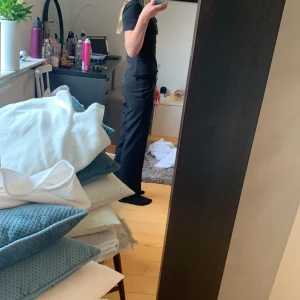 Kostymbyxor  - Säljer dem här kostymbyxorna pågrund av att dom är för små. Dem är ifrån Lindex storlek 134. Jätte fina!! Andvända max 5 gånger.