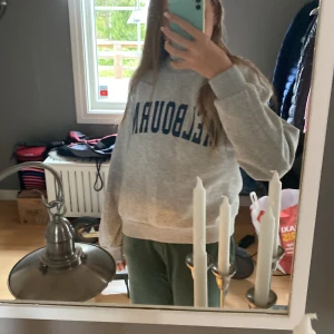 Tjocktröja med text ” Melbourne” - Nyskick