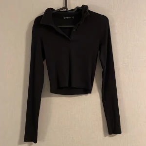 Tröja - Tröja med krage. Fintskick och finns inga defekter❤️ kontakta mig om ni har några frågor