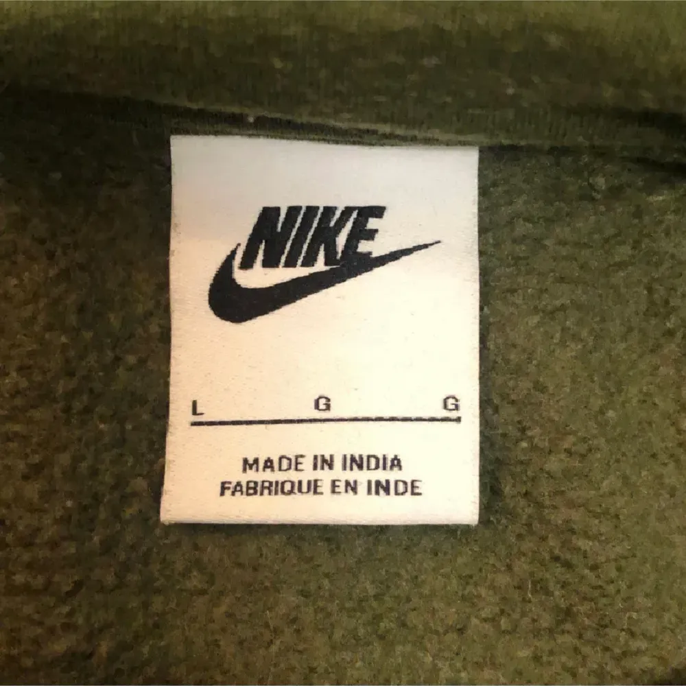 En grön snygg Nike hoodie i jättebra skick, det ända negativa är att det finns ett litet hål på ryggen, annars jätte bekväm och nyskick💎. Hoodies.