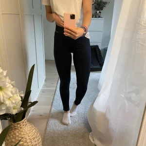 träningstights - Dunder sköna träningstights i marinblått leopard mönster. Mönstret är inte alls så synligt förens man tittar nära så bli inte rädda för mönstret dom e faktiskt riktigt feta, dom är också i dunder skick🩷